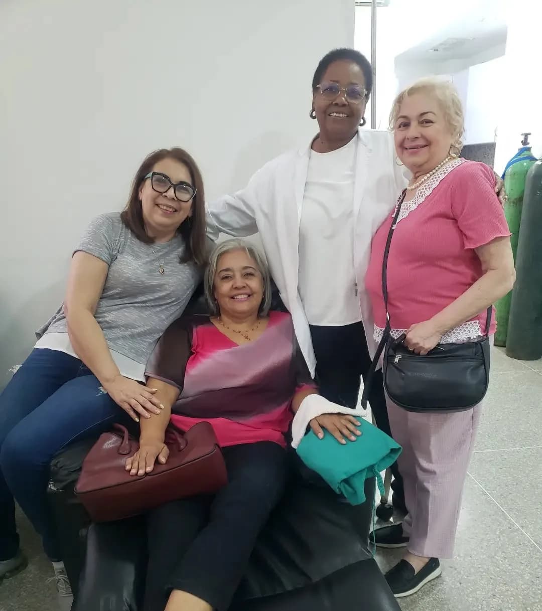 La Dra. Eglée Mendoza con pacientes en el consultorio